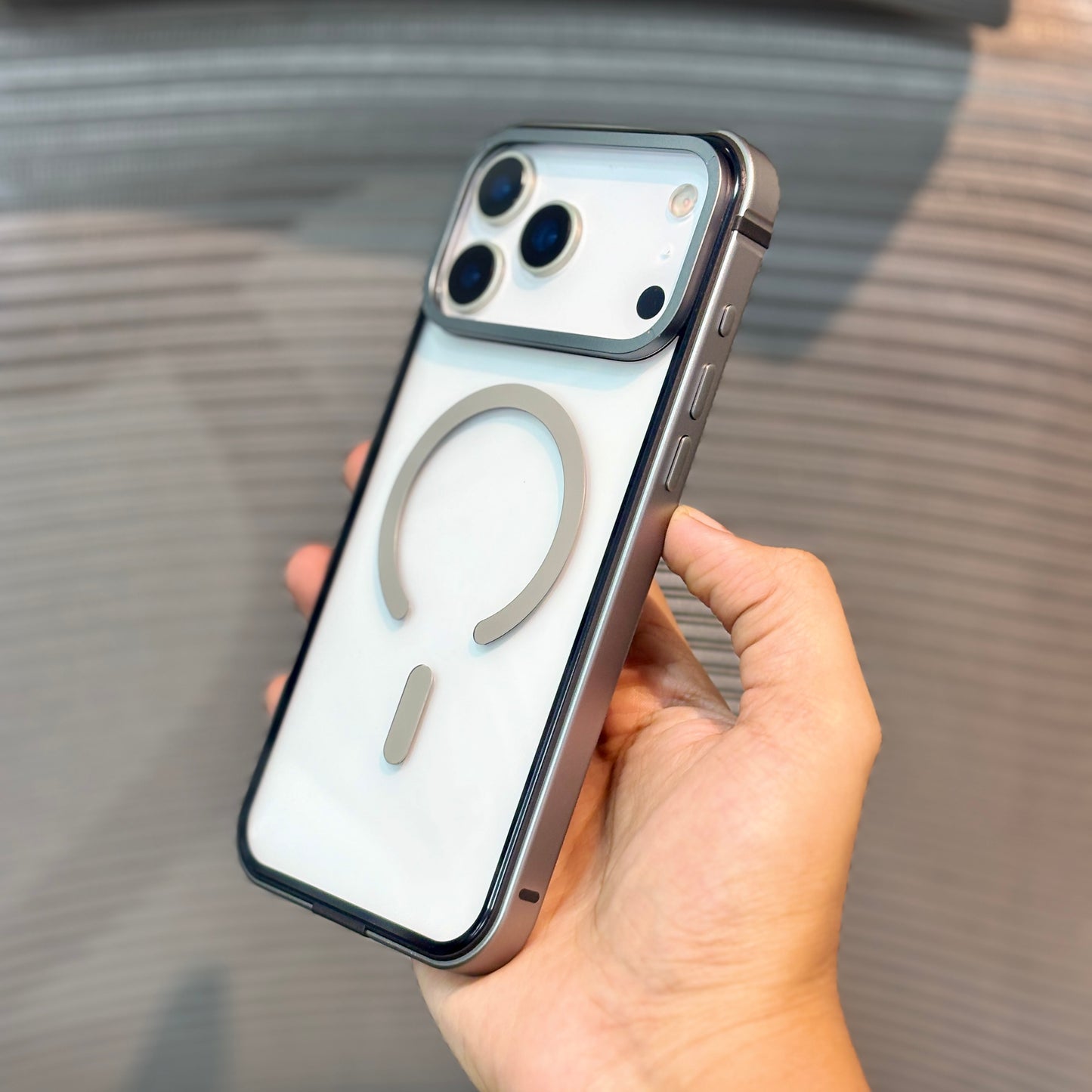 LumiFrame MagSafe iPhone 17 Pro Case