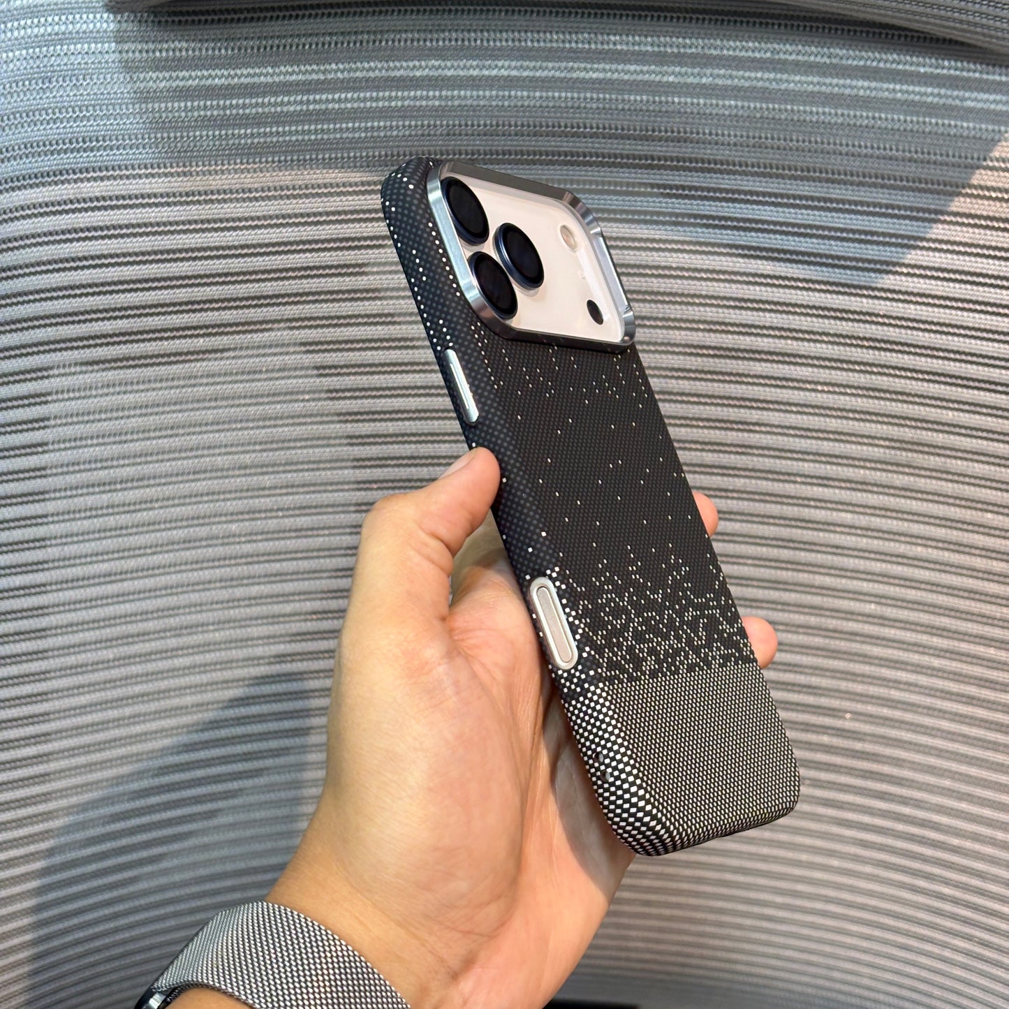 Carbonique MagSafe iPhone 16 Pro Case