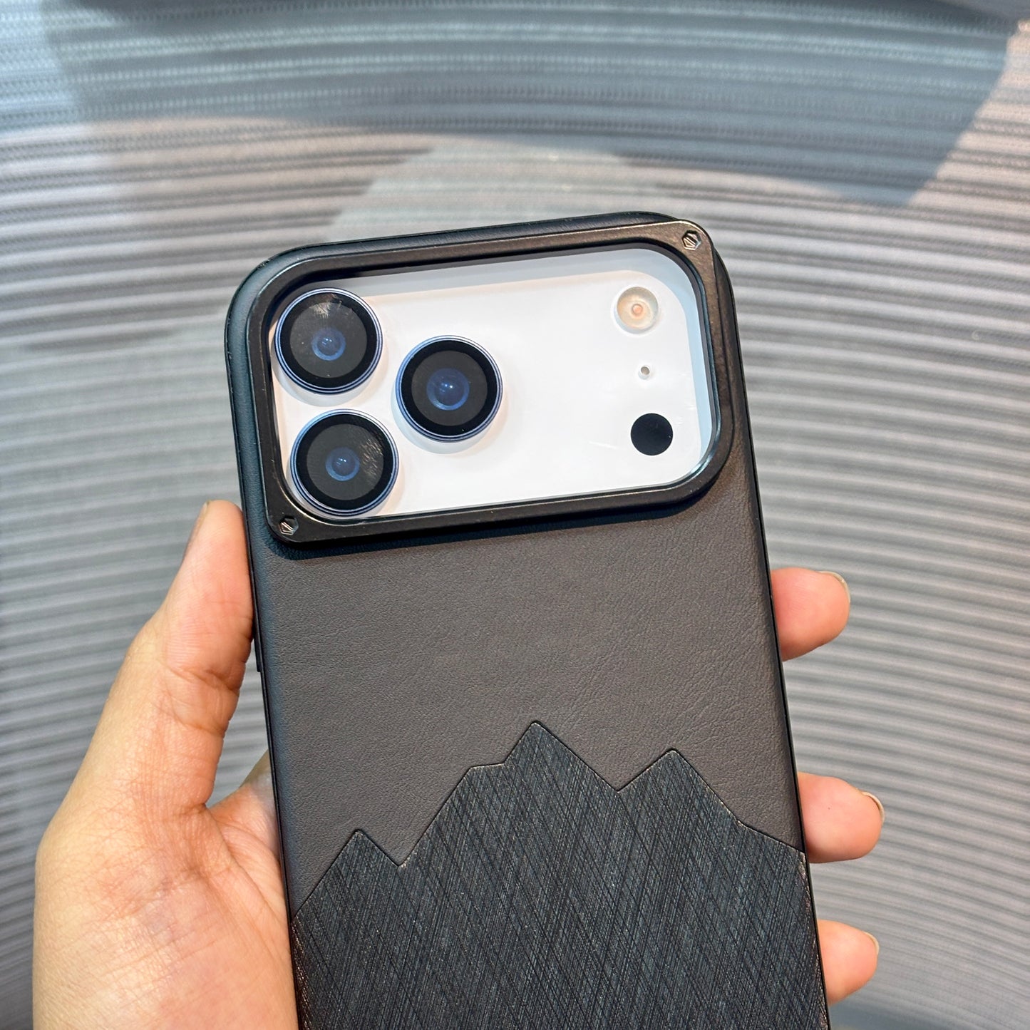 Foiluxe Leather Gloss iPhone 17 Case