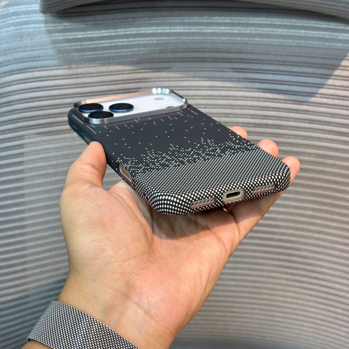 Carbonique MagSafe iPhone 16 Pro Case